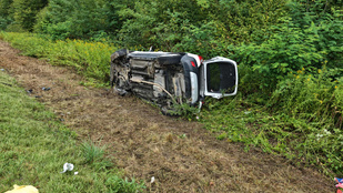 Súlyos baleset történt Devecser és Nemeshany között, mentőhelikopterek érkeztek a helyszínre