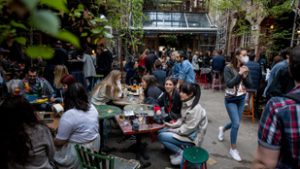 Két rabbi polgárőrséget alapított a bulinegyedben, a budapesti rendőrök segítik a munkájukat