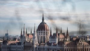 „Nem értünk egyet, de mi lesz, elkezdünk lövöldözni?” – indulatos vita a parlamentben a fegyverviselésről