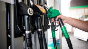 Kiszámolták, mennyibe kerülne a benzin, ha Magyar Péter terve valóra válna