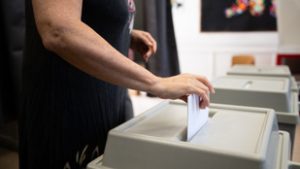 Itt az újabb közvélemény-kutatás, teljesen más adatokkal, mint a hétfői