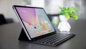 Mintha egy darab papírra írnánk: egyedülálló kijelzővel támad a Huawei diákbarát tablete
