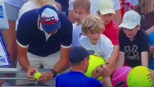 Hatalmas vagyona van az üzletembernek, aki elhappolta a kisfiú elől a dedikált sapkát