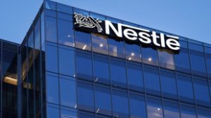 Kirúgták a Nestlé vezérigazgatóját, mert összeszűrte a levet az egyik beosztottjával