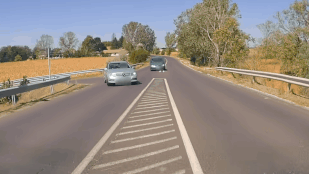 Hajszálon múlt a tragédia az M5-ös lehajtójánál, vakmerő manővert rögzített a kamera