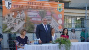 „De jó, hogy nincs köztük Mohamed” – így köszöntötte Oroszlány polgármestere az elsős diákokat egy tanévnyitón