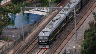 90 kocsis luxusvonattal érkezett Pekingbe Kim Dzsongun