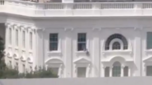 Furcsa videó terjed a neten, rejtélyes tárgyakat dobáltak ki a Fehér Ház ablakán