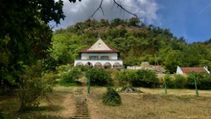 Pierre belépett a Villa Kabalába, és úgy érezte, visszatért a szülői házba, pedig ez egy étterem