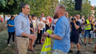 Tiszás „jelmezbe” akarták bújtatni Vona Gábort Magyar Péter gyöngyösi rendezvényén