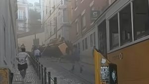 Kisiklott Lisszabon ikonikus felvonója, hárman meghaltak, a roncsok alatt keresik a túlélőket