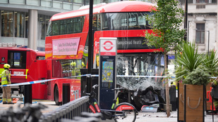 Kitört a pánik Londonban, járdára hajtott egy emeletes busz a belvárosban