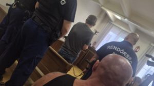 Pénzbüntetésre ítélték a kutyáját kínzó férfit, Gulyás Gergely kiakadt