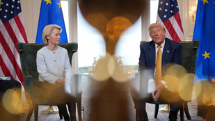 Ursula von der Leyent minden oldalról támadják, nehéz helyzetben az Európai Bizottság elnöke