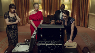 Tömény izgalom a Netflix új politikai thrillerje, egy percre sem áll le a pörgés