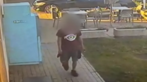 Nyugodtan vacsorázgatott a betörő a házigazda pólójában Vácon, majd késsel fenyegetőzött