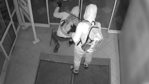 Két külföldi férfi kifosztott egy ATM-et Zuglóban, majd rollerrel léptek le a helyszínről