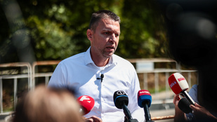 Vadidegen férfi Menczer Tamásnak egy pihenőhelyen: Maga még él?