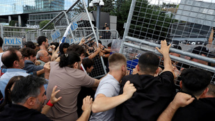 Forrnak az indulatok Törökországban, a rendőrség blokád alá vette az ellenzék isztambuli központját