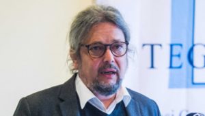 Volt gyermekvédelmi vezető: Műanyag fenyőgirlanddal takarták el Orbán Viktor elől a hulló vakolatfoltot