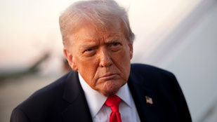 Össztűz alá került a Fehér Ház, írásszakértő dönthet Donald Trump aláírásáról