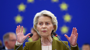 Egymás torkának estek a parlamentben a képviselők, jobbról, balról támadták Ursula von der Leyent