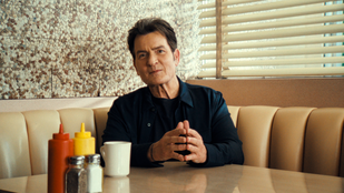 „Egy jégkockával a seggemben tudtam befejezni a forgatást” – kitálalt Charlie Sheen