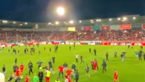 Az életükért menekültek a játékosok a pályára zúduló fanatikus futballhuligánok elől