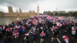 Szélsőjobboldali tüntetés Londonban: több mint százezren vonultak utcára, a rendőrökkel is összecsaptak