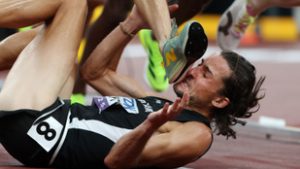 Felbukott, a szögessel az arcára léptek, mégis felpattant, és befutott másodiknak!