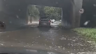 Lecsapott a vihar, víz alá kerültek Dunaújváros utcái