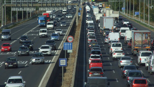 Hét jármű ütközött össze az M1-esen, több autópályán is balesetek nehezítik a közlekedést
