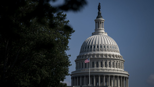 Bitcoint tartó, óriási Trump-szobrot állítottak fel a Capitolium előtt