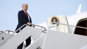 Túl közel került Donald Trump gépéhez egy repülő, furcsa figyelmeztetést kapott a pilóta