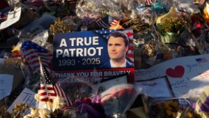 Tömegek éjszakáznak az utcán, hogy részt vehessenek Charlie Kirk búcsúztatásán