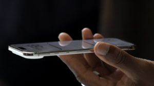 Megpróbálták félbehajlítani az ultravékony iPhone Airt, érdekes vége lett