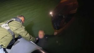 Három órán át sodródott a Balatonban egy férfi, miután horgászcsónakja felborult a vízben