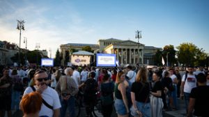 Színészek vezetésével tüntetnek a Hősök terén
