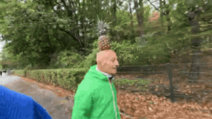 Ismét ananásszal a fején futotta végig a berlini maratont a 70 éves izraeli férfi