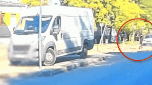 Óriásit zakózott egy rolleres, a sisak mentette meg az életét