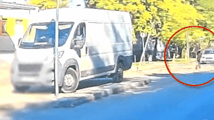 Óriásit zakózott egy rolleres, a sisak mentette meg az életét