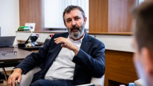 Igazságügyi szakértők MI-képzésével segítené a hatóságok, bíróságok munkáját a kormánybiztos