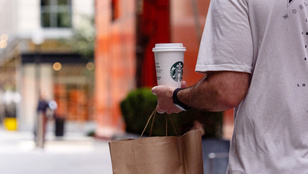 Milliós átszervezésbe kezd a Starbucks, több száz üzletet zárnak be