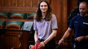 Botrányt okozott a tárgyalása utána az antifa támadások nem bináris vádlottja