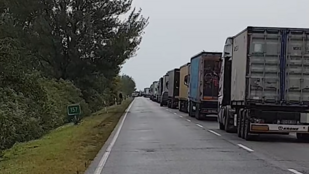 Frontálisan ütközött kamionnal egy autó a 4-es főúton, két ember meghalt