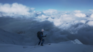 Oxigénpalack nélkül mászta meg a Mount Everestet egy lengyel hegymászó, majd egyszerűen lesíelt a világ tetejéről
