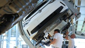 Nagy bajban van a Volkswagen, két gyárát is kénytelen leállítani