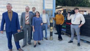 Lefilmezték, ahogyan egy gyárigazgató átmászik az asztalon a szerelméhez