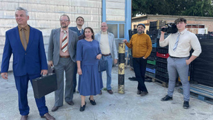 Lefilmezték, ahogyan egy gyárigazgató átmászik az asztalon a szerelméhez