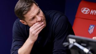 Hatalmas a baj a védelemben, a nyári érkező után újabb kulcsemberét vesztette el Xabi Alonso